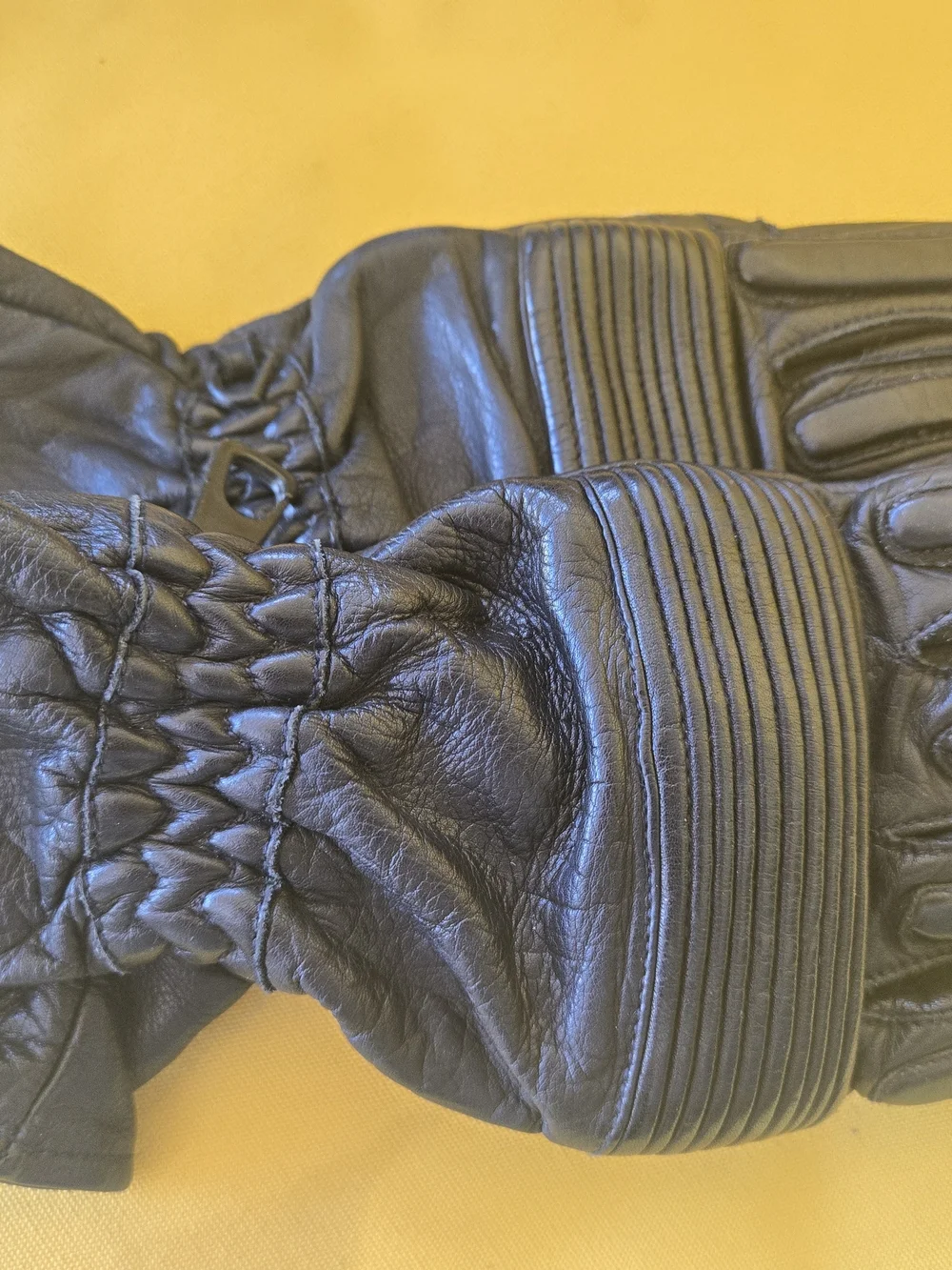 Source Unknown Black Leather Women's Gloves with Quilted Wrist Detail